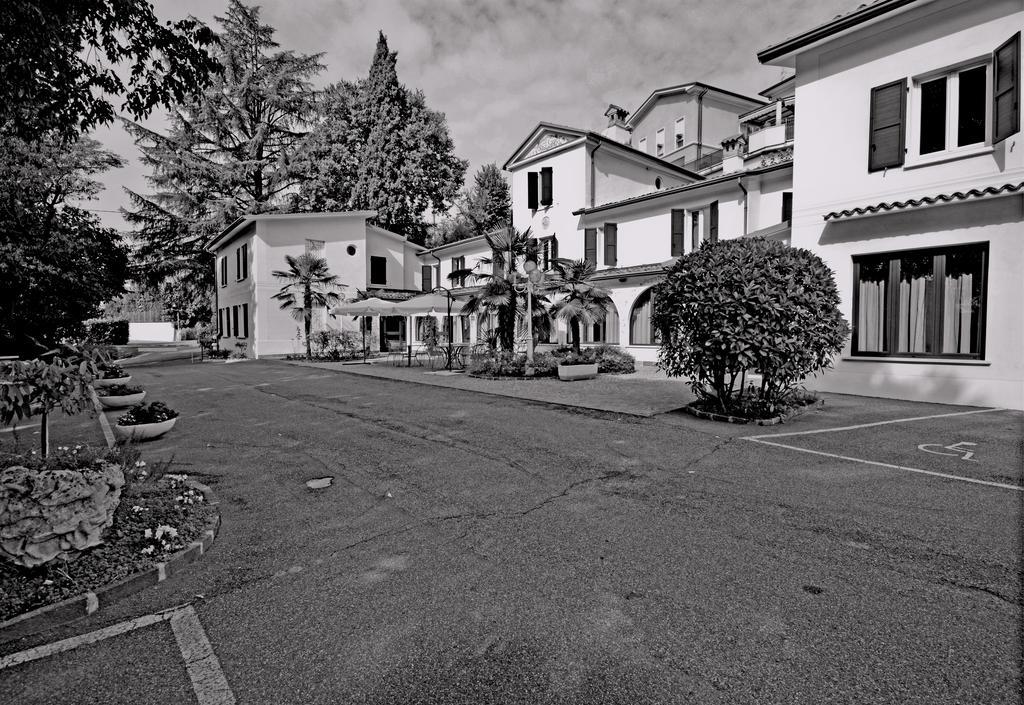 Hotel Ristorante La Grotta カスティリオーネ・デッレ・スティヴィエーレ エクステリア 写真