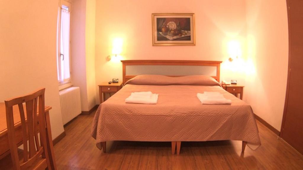 Hotel Ristorante La Grotta カスティリオーネ・デッレ・スティヴィエーレ エクステリア 写真