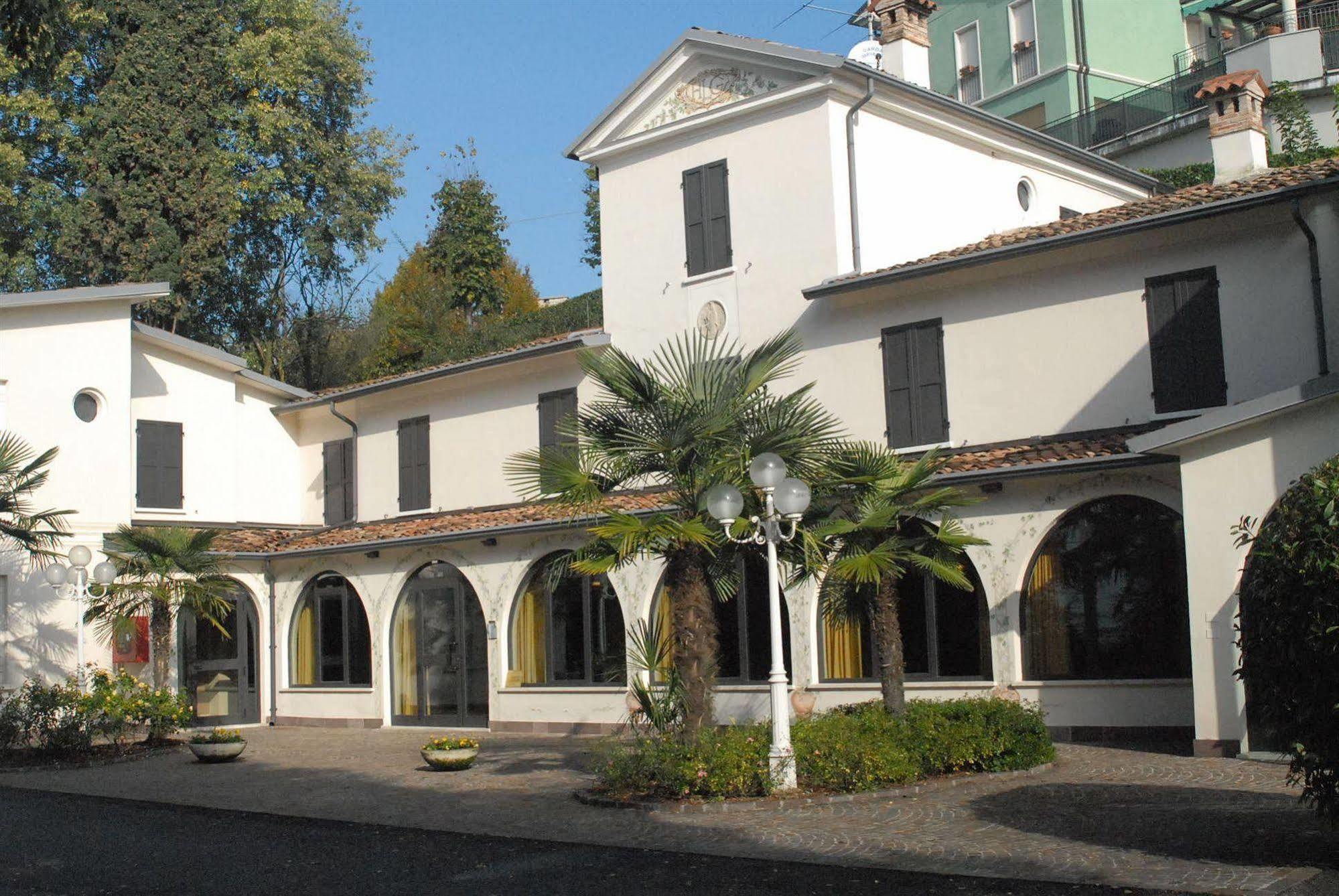 Hotel Ristorante La Grotta カスティリオーネ・デッレ・スティヴィエーレ エクステリア 写真